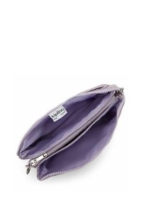 Portafoglio in nylon viola con chiusura a zip, caratterizzato da due scomparti, texture liscia e un bordo rotondo di perline lungo la zip.