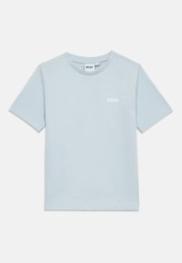 Ανοιχτό μπλε βαμβακερό t-shirt με στρογγυλό λαιμόκοψη και κοντά μανίκια. Διαθέτει μικρό λευκό λογότυπο "BOSS" στο αριστερό μέρος του στήθους.