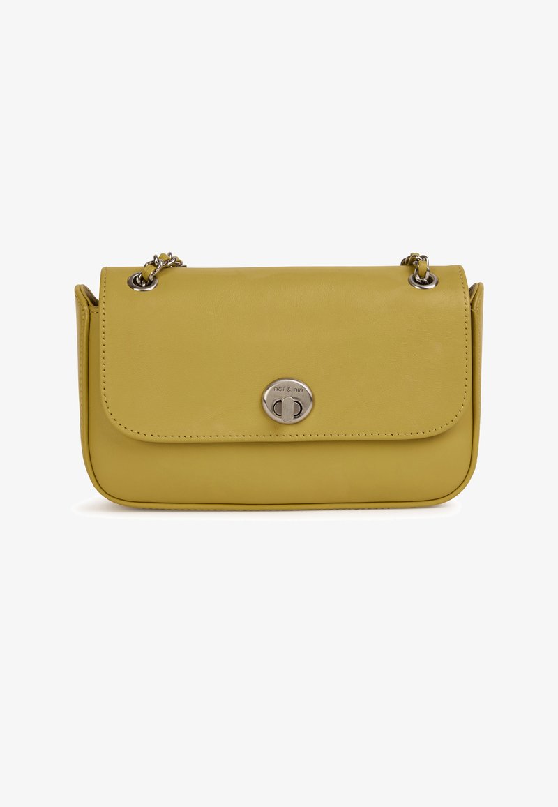 Borsa a tracolla in pelle gialla con chiusura a patta, hardware circolare in argento e tracolla a catena. Texture liscia con bordi cuciti.