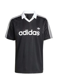 Μαύρο κοντομάνικο μπλουζάκι από λείο ύφασμα με λευκή λαιμόκοψη σε σχήμα V, τρεις λευκές ρίγες σε κάθε ώμο και μεγάλο λευκό λογότυπο.