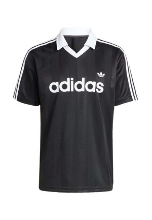 Μαύρο κοντομάνικο μπλουζάκι από λείο ύφασμα με λευκή λαιμόκοψη σε σχήμα V, τρεις λευκές ρίγες σε κάθε ώμο και μεγάλο λευκό λογότυπο.