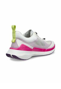 Scarpa atletica bianca con tomaia in mesh, dettagli rosa e suola viola. Presenta un tassello testurizzato per il sollevamento e il marchio sul lato.