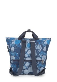 Bolso tote azul y marino con un patrón, con dos asas y tirantes ajustables. Cuenta con un bolsillo delantero con cremallera y una superficie de tela texturizada.