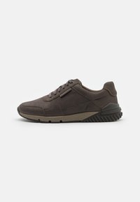 Braune Leder-Sneaker mit glatter Textur, gepolsterter Zunge und kontrastierender Gummisohle. Mit Schnürsenkeln und einem kleinen Branding-Akzent.