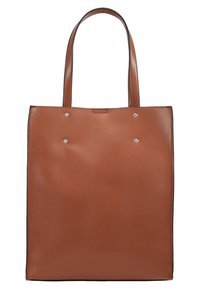 Brązowa skórzana torba typu tote o teksturowanej powierzchni, prostokątnym kształcie, dwóch długich uchwytach i trzech metalowych ozdobach na froncie.