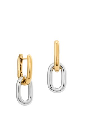 Goudkleurige en zilveren oorringen met gladde, gepolijste oppervlakken en ovaalvormige zilveren hangers die aan goudkleurige oorringen hangen.