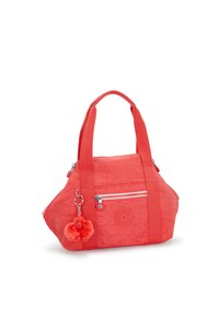 Bolso de mano de tela coral con dobles asas superiores, compartimentos principales y frontales con cremallera, y un charm de pompones adjunto. Presenta un detalle de logo en relieve.
