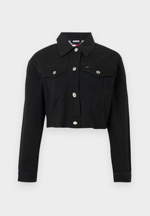 Črno prirezano denim jakno z klasičnim ovratnikom, dvema prsnikoma žepoma z gumbi na pritrditev in kontrastnimi srebrnimi kovinskimi dodatki.