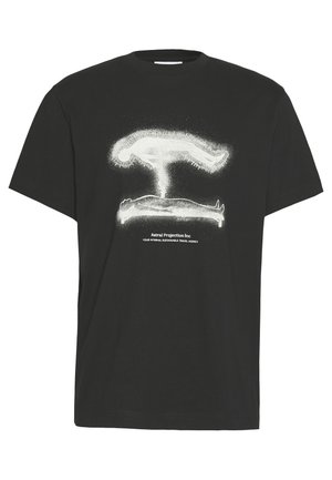 Schwarzes T-Shirt mit weißem Motiv, das eine leuchtende Figur zeigt, die über einer liegenden Figur schwebt, und den Text "Astral Projection Inc Your Internal Sustainable Travel Agency."