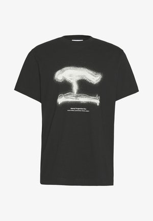 Schwarzes T-Shirt mit weißem Motiv, das eine leuchtende Figur zeigt, die über einer liegenden Figur schwebt, und den Text "Astral Projection Inc Your Internal Sustainable Travel Agency."