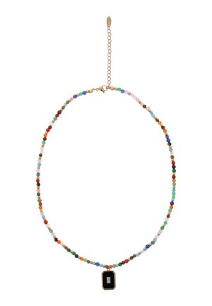 Perlekæde med små, flerfarvede runde perler og et rektangulært sort vedhæng med en klar central ædelsten, med en forlænger i guldkæde.