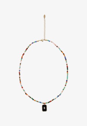 Gyöngyös nyaklánc apró, színes, kerek gyöngyökkel és egy téglalap alakú fekete medállal, amely középen egy tiszta drágakövet tartalmaz, arany színű lánchosszabbítóval.