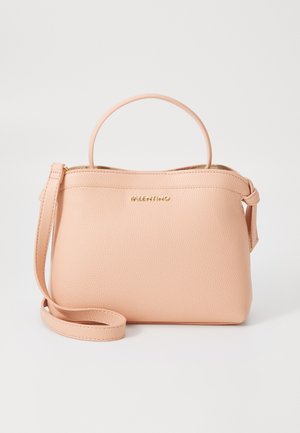 Borsa a tracolla in pelle color pesca con finitura texturizzata, manici arrotondati, tracolla removibile e dettaglio del logo in oro.