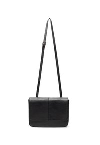 Bolso cruzado de cuero negro con un frente plano, correa ajustable, textura suave y diseño minimalista. Cuenta con un cierre de solapa.