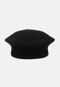 Berretto nero in maglia a coste con corona arrotondata e fascia larga e strutturata. La texture è liscia con linee verticali su tutta la superficie.