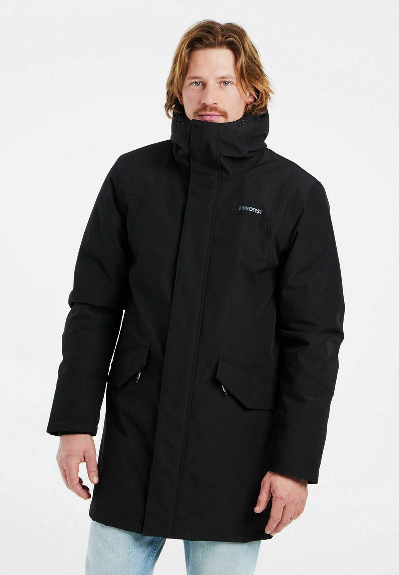 Parka nera con colletto alto, cerniere e due tasche frontali. Realizzata in un materiale morbido e resistente. Design semplice e funzionale.