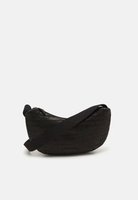 Borsa nera intrecciata con una forma curva e compatta e una finitura texturizzata. Caratterizzata da una larga tracolla regolabile per indossarla a tracolla.