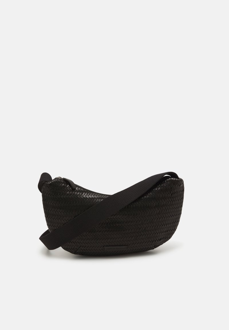 Borsa nera intrecciata con una forma curva e compatta e una finitura texturizzata. Caratterizzata da una larga tracolla regolabile per indossarla a tracolla.