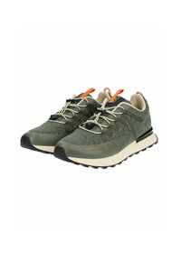 Sneaker in tessuto verde con dettagli arancioni e lacci beige. Presenta una suola e linguetta in gomma nera, progettati per comfort e supporto.