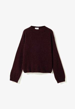 Suéter de manga larga color burdeos oscuro suave, de cuello redondo, con un corte relajado y puños y borde acanalados.