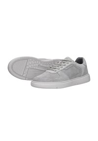 Lichtgrijze sneakers met een bovenkant van nubuck en mesh, rubberen zool, platte veters en subtiele stikdetails. Afgeronde neus en laag uitgesneden ontwerp.