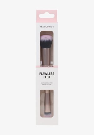 Duo pędzel Flawless Flex do makijażu o okrągłej główce, miękkich syntetycznych włosach w kolorze czarnym i różowym oraz metalowym uchwycie w kolorze różowego złota, zapakowany w przezroczyste opakowanie.