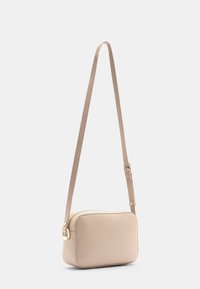 Borsa a tracolla beige di forma rettangolare, realizzata in tessuto testurizzato, con una zip in tono oro e tracolla regolabile.