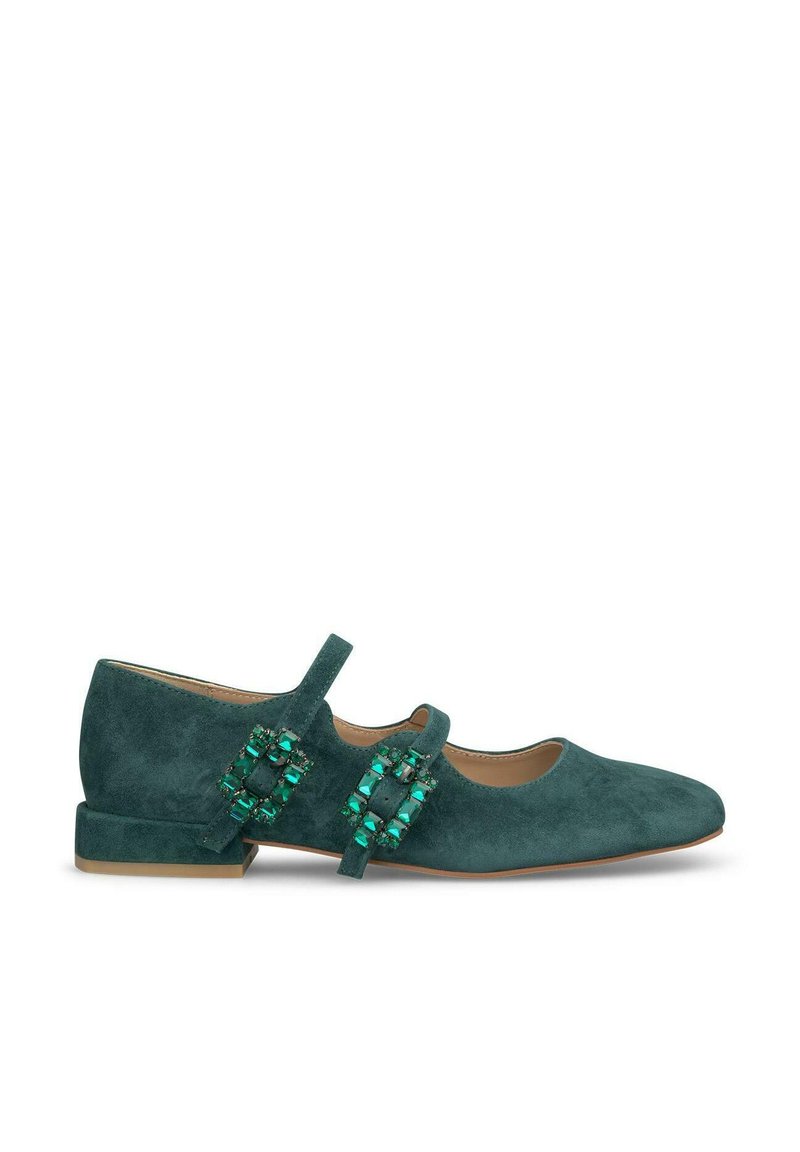 Zapato plano de ante en color verde azulado con punta redondeada y tacón bajo. Presenta una hebilla decorativa con gemas verdes en el lateral y una correa ajustable.