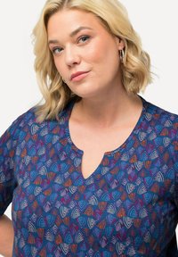 Ulla Popken TRIANGLE SHORT SLEEVE - T-shirt print - royal blue
