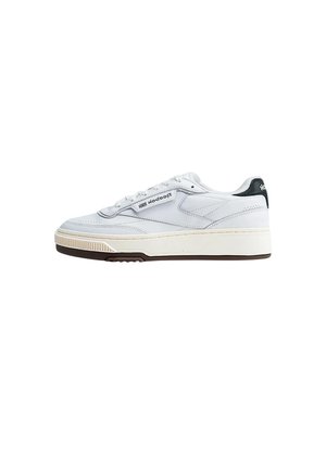 Sneaker bianca Reebok low-top con suola crema, linguetta nera sul tallone e design con lacci, mostrata di profilo su sfondo bianco.