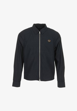 Zwarte lange mouwen jas met volledige zilveren ritssluiting aan de voorkant, klein oranje lauwerkranslogo op de linkerborst en klassieke kraag.