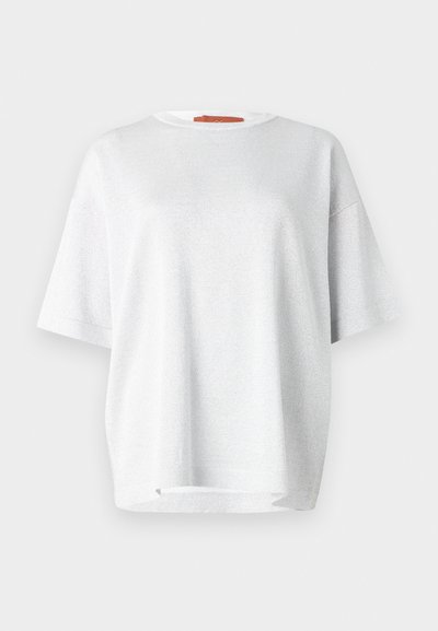 White short-sleeve t-shirt made of textured, light-reflective fabric. Features a round neckline and a relaxed fit with side splits.