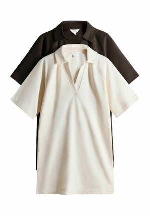 Kaksi lyhythihaista poolomekkoa, yksi kermanvärinen ja yksi tummanruskea, avoimilla kauluksilla, esitettynä tasaisesti valkoisella taustalla.