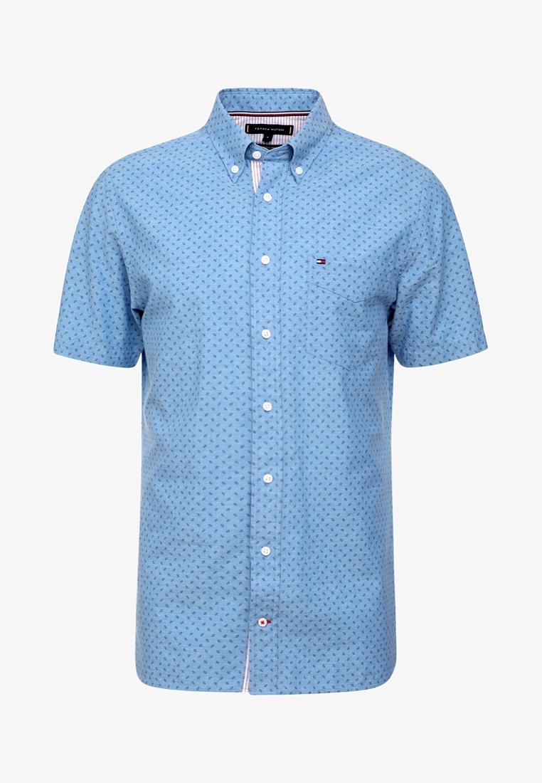 Helles blaues Kurzarmhemd mit feinem Muster, Button-Down-Kragen, Brusttasche und Markenetikett auf der Brust. Mit weißen Knöpfen versehen.