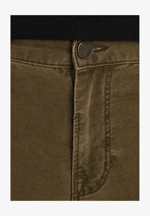 Brauner, strukturierter Stoff von Hosen mit schmalem Rippenmuster. Verfügt über einen Metallknopf und kontrastierende Nähte entlang des Bunds und der Taschen.