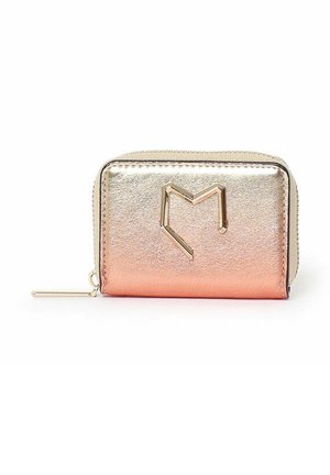 Portafoglio mini metallico con una sfumatura che va dal rosa oro al rame. Presenta un logo geometrico, chiusura a zip e una texture liscia.