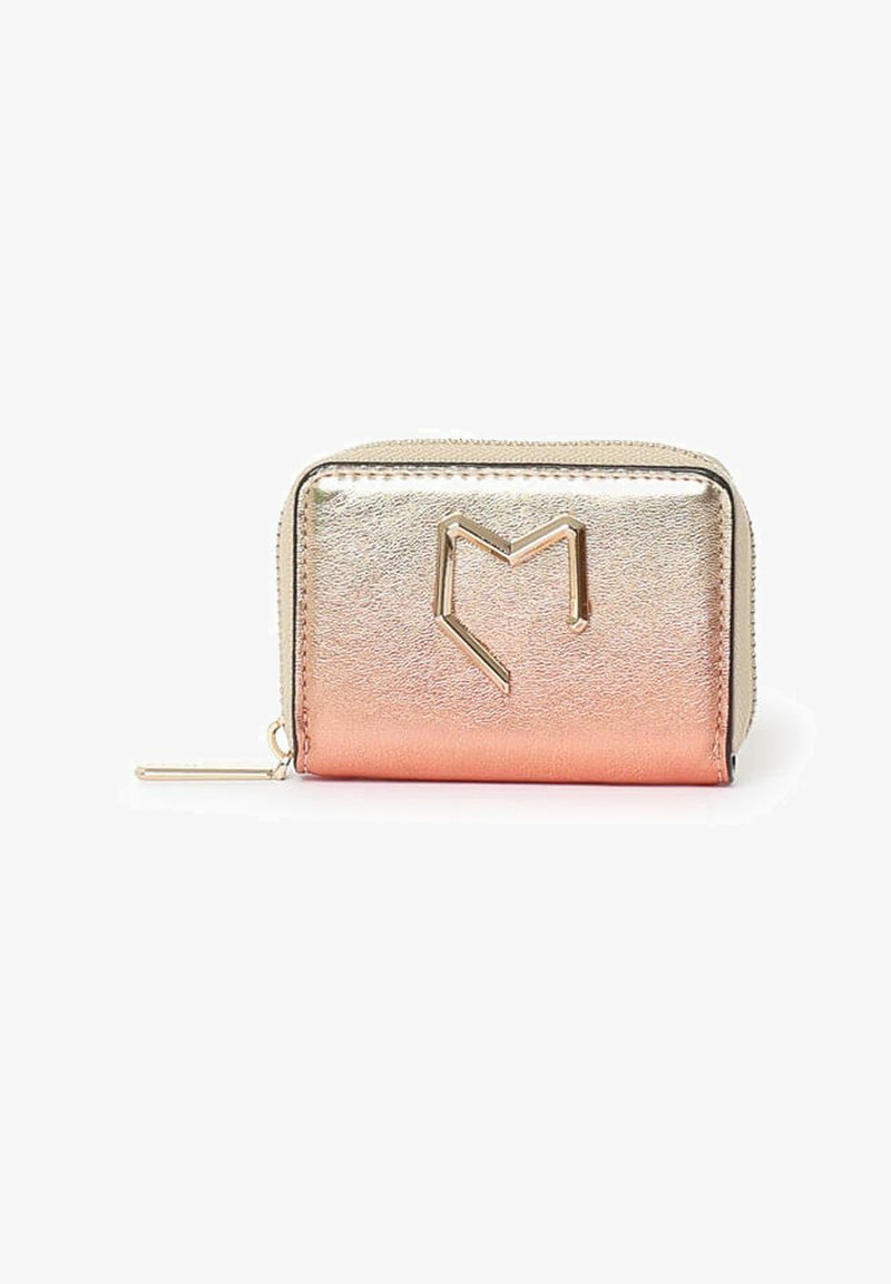 Portafoglio mini metallico con una sfumatura che va dal rosa oro al rame. Presenta un logo geometrico, chiusura a zip e una texture liscia.