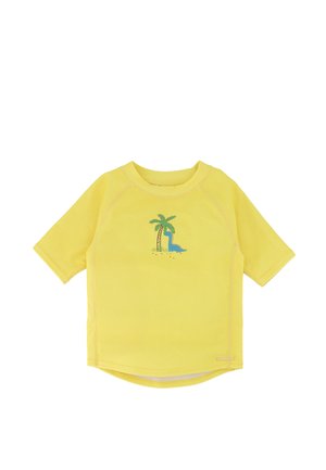 Camiseta amarilla de manga corta para niños con pequeño bordado de una palmera y un diseño de dinosaurio azul centrados en el pecho.