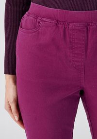 Damart COURT GABARDINE EXTENSIBLE - Pantalones - purple