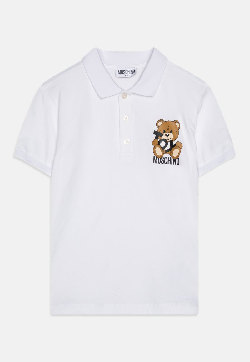 Camisa polo de algodón blanco con abertura de dos botones, que presenta un diseño de oso de peluche bordado y el texto "MOSCHINO" en el pecho.