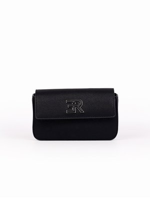 Pochette in pelle nera texturizzata con chiusura a pattina e logo "ER" stilizzato in argento al centro sulla parte anteriore, posizionata su sfondo bianco.