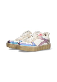 Sneaker mit weißem und metallic-finish, ausgestattet mit schillernden Akzenten, tonalen rosa Highlights und einer strukturierten Gummisohle. Schnürdesign.