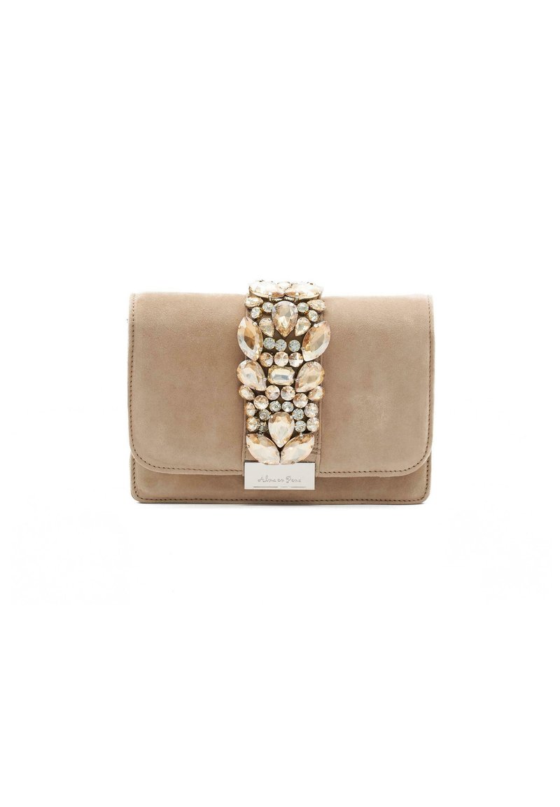 Clutch de ante beige con embellecimiento de joyas que presenta diversas formas de cristal y un acento de hardware plateado en el centro.