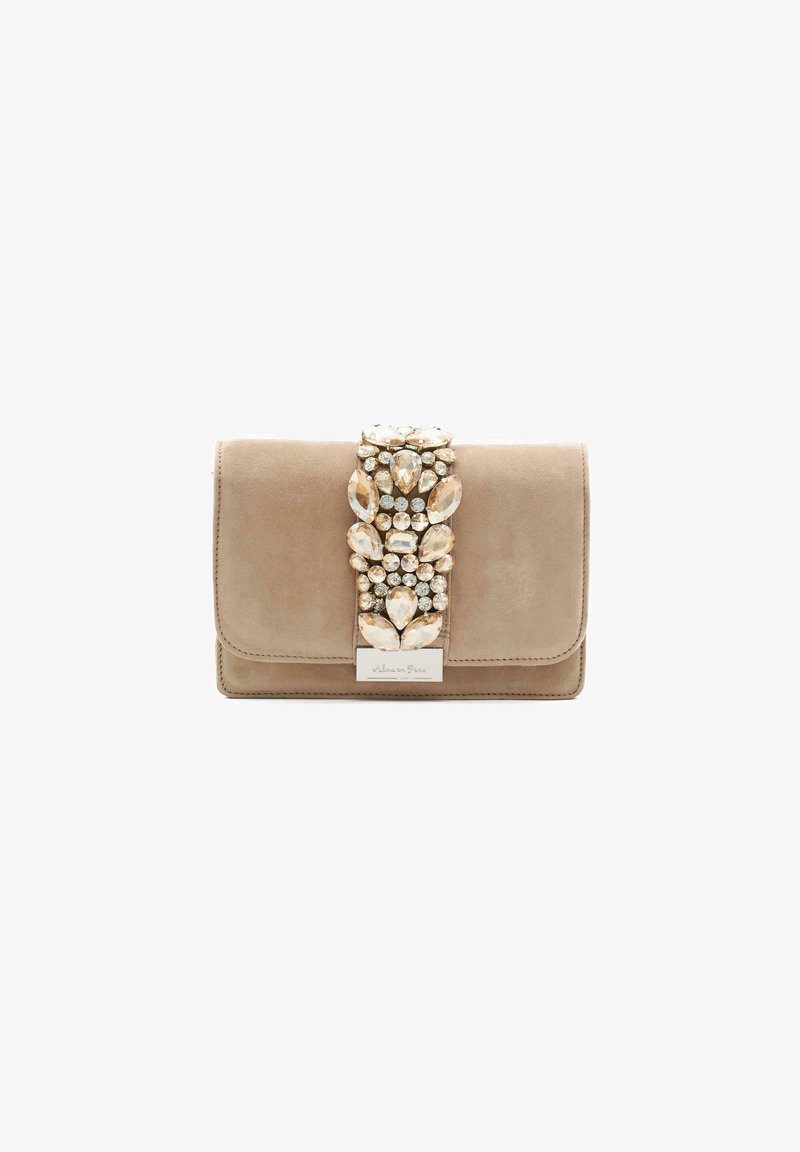 Clutch de ante beige con embellecimiento de joyas que presenta diversas formas de cristal y un acento de hardware plateado en el centro.