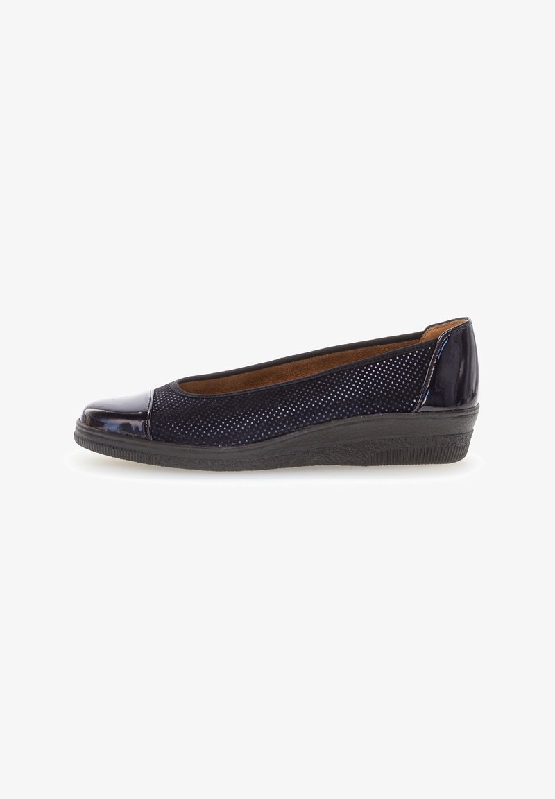 Chaussure femme noire à enfiler avec petit talon compensé, bout brillant et côtés texturés perforés.
