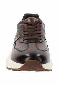 Bruine leren sneaker met donkerbruine veters, witte tussenzool en bruine rubberen buitenzool, gezien van voren.