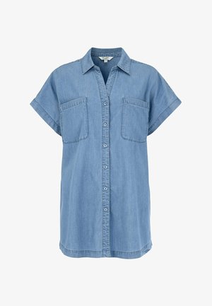 Robe-chemise en denim bleu clair à manches courtes, avec fermeture à boutons sur le devant, deux poches poitrine et un col pointu.