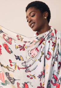 Lichtgewicht sjaal met patronen, met illustraties van diverse voedingsmiddelen en dranken in rood, geel en zwart op een witte achtergrond.