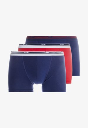 Trois paires de boxers DIM en bleu marine et rouge, présentant un tissu doux, un design ajusté et des ceintures élastiques contrastantes avec le logo.