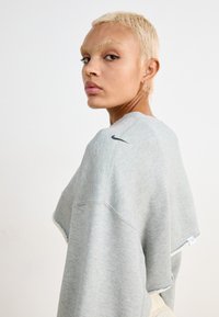 Nike Sportswear DANCE SHRUG - Sweatshirt - dark grey heather/sail